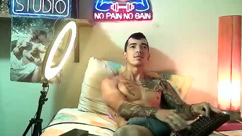 yeisoncastellanos1999 online show from December 13, 7:53 pm