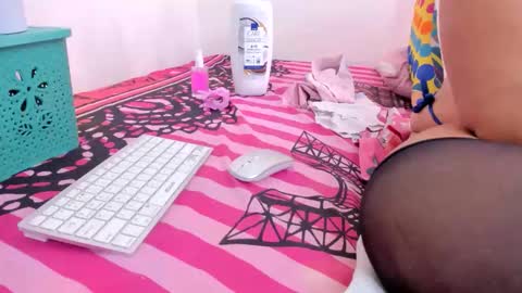 yesicasquirt65 online show from April 27, 1:52 pm