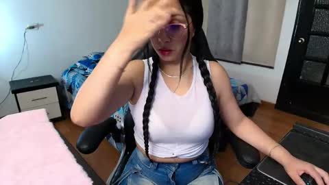 yesie_hot2 online show from April 16, 2:11 am
