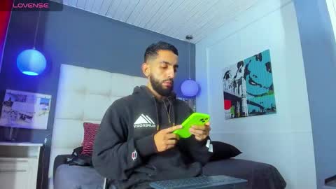 Yiyo online show from December 22, 8:32 am