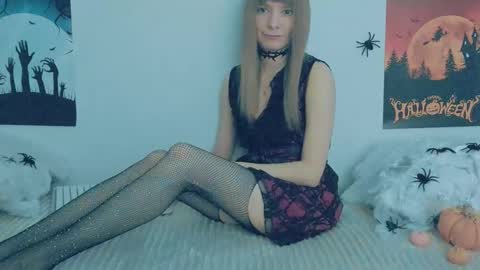 Snapshot of your_caramelka chatting on October 27, 7:52 am Lily online show from October 27, 7:52 am