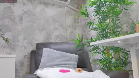 Anna online show from April 19, 7:05 pm