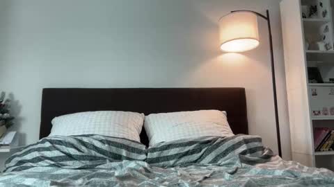 yourlittlesunrise_ online show from February 16, 8:01 am