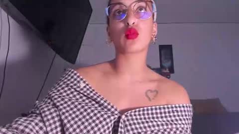 elizabeth  ju   online show from March 22, 1:53 am