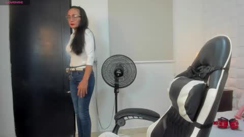 Y U L I T Z A online show from December 15, 12:23 pm