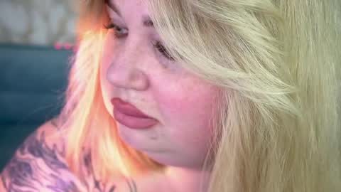 Lola online show from April 5, 8:17 pm