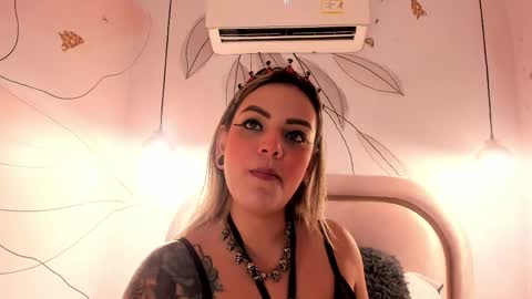 zihaadams_ online show from June 1, 9:49 pm