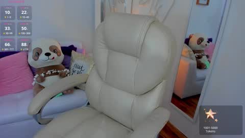 Snapshot of zobe_love chatting on March 4, 9:43 pm Zobe Love online show from March 4, 9:43 pm
