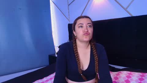 zoe_clarck_ online show from June 11, 12:47 pm