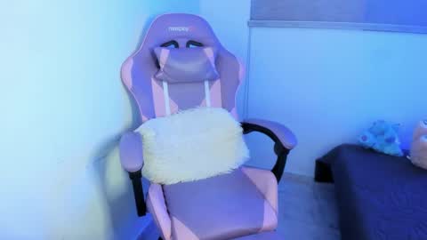 zoe_jones7 online show from April 24, 3:19 am