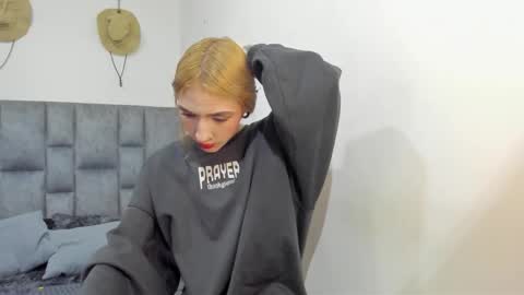 She Zoe He Painn online show from November 1, 9:25 pm