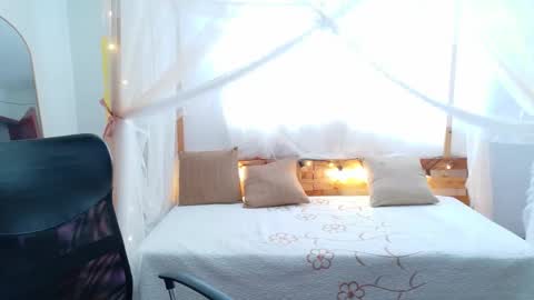 zoecute20 online show from April 7, 8:11 pm