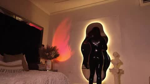 zoevidal_ online show from October 18, 12:31 pm