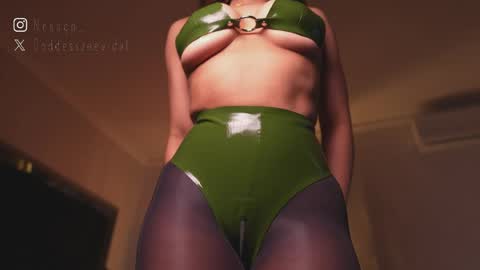 zoevidal_ online show from March 31, 12:38 pm