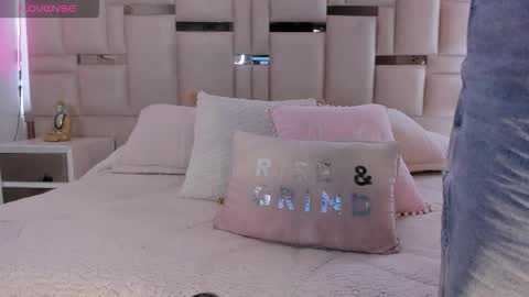 zoey thommpson online show from November 17, 2:08 pm