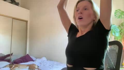 Zoeydanner online show from December 20, 7:50 pm