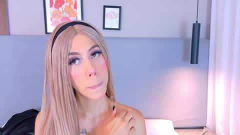 Zoey online show from May 24, 1:39 pm
