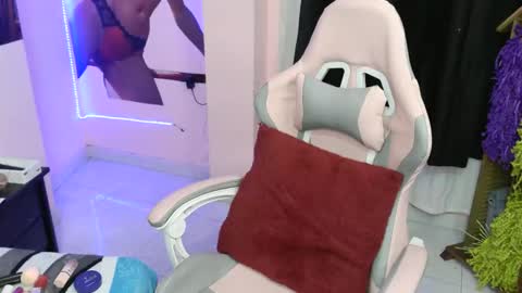 zulemapiel online show from March 4, 1:35 am